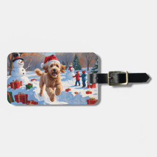 Goldendoodle springer i snö med julhatt bagagebricka