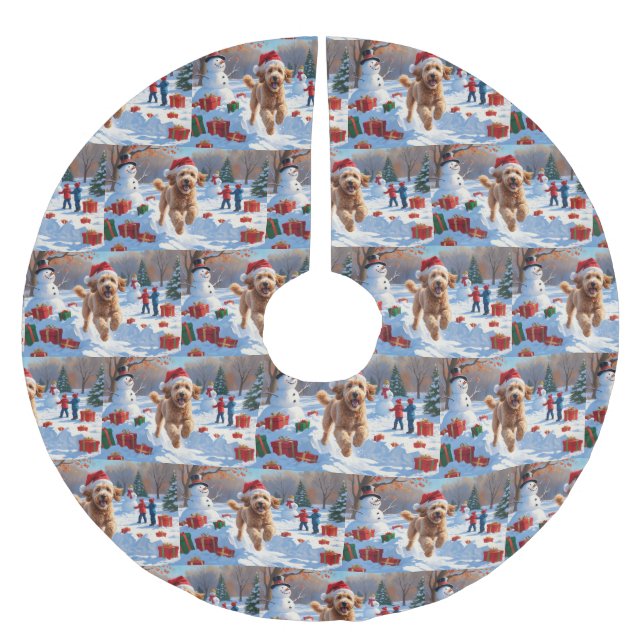 Goldendoodle springer i snö med julhatt julgransmatta borstad polyester (Framsidan)