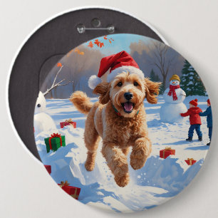 Goldendoodle springer i snö med julhatt knapp