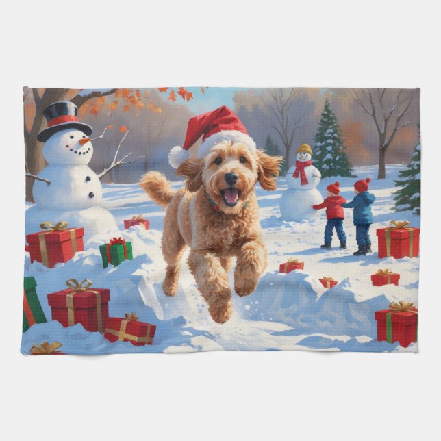 Goldendoodle springer i snö med julhatt kökshandduk (Horisontell)