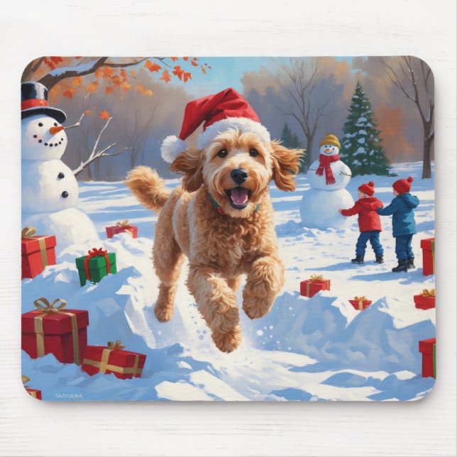Goldendoodle springer i snö med julhatt musmatta (Framsidan)