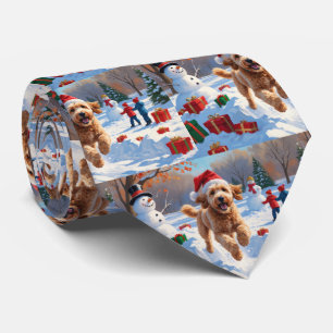 Goldendoodle springer i snö med julhatt slips