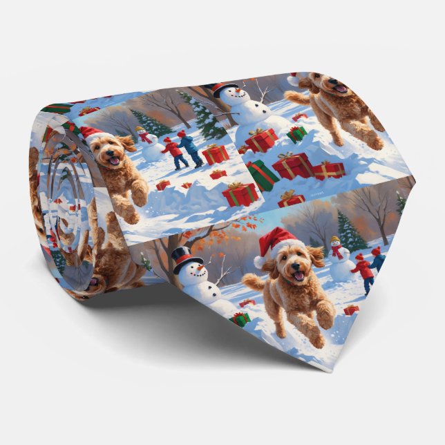 Goldendoodle springer i snö med julhatt slips (Rullad)