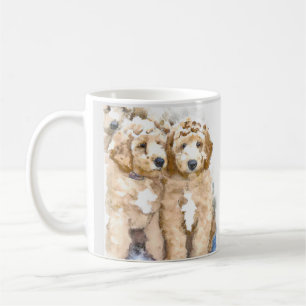 Goldendoodle-valpar som spelar söta kaffemugg