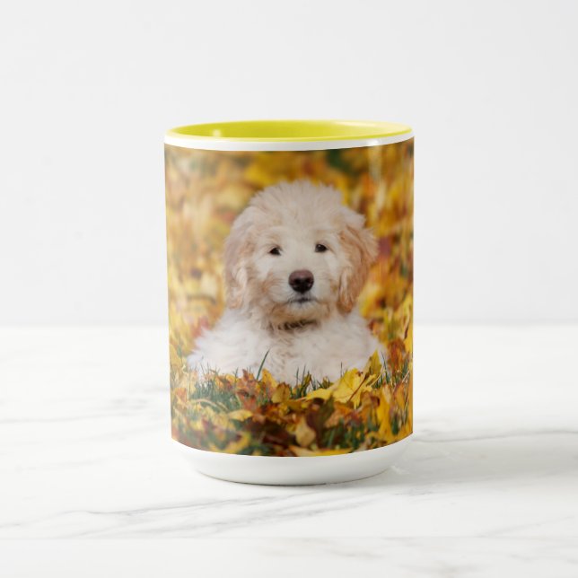 Goldendoodle-valpen i Höst löv Mugg (Center)