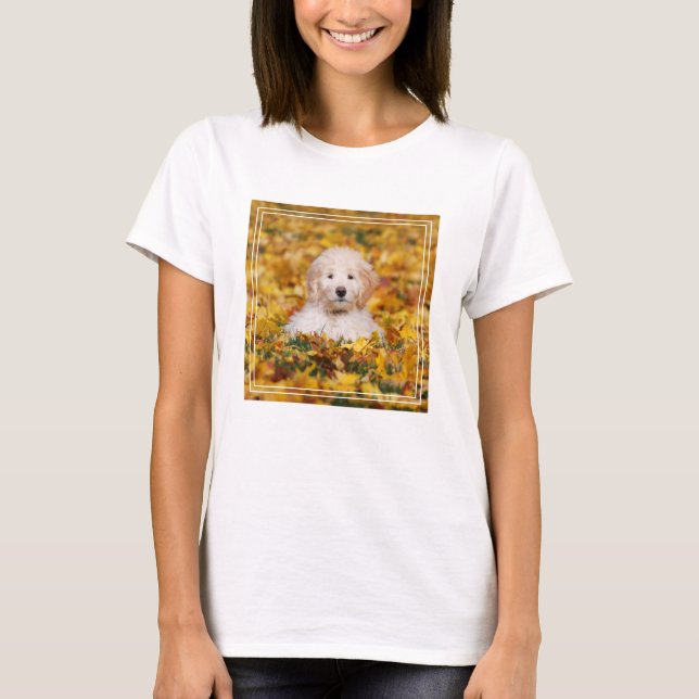 Goldendoodle-valpen i Höst löv T Shirt (Framsida)