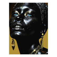 Goldene Eleganz: Schwarze Schönheit mit Schmuck