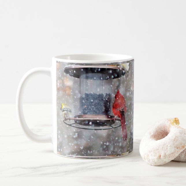 Goldfinch och kardinal vid feeder kaffemugg (Med munk)