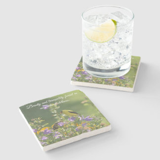 Goldfinch på en Harebell Flower Stenunderlägg