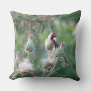 Goldfinch på Fluffy Thistle Dekorativ kudde
