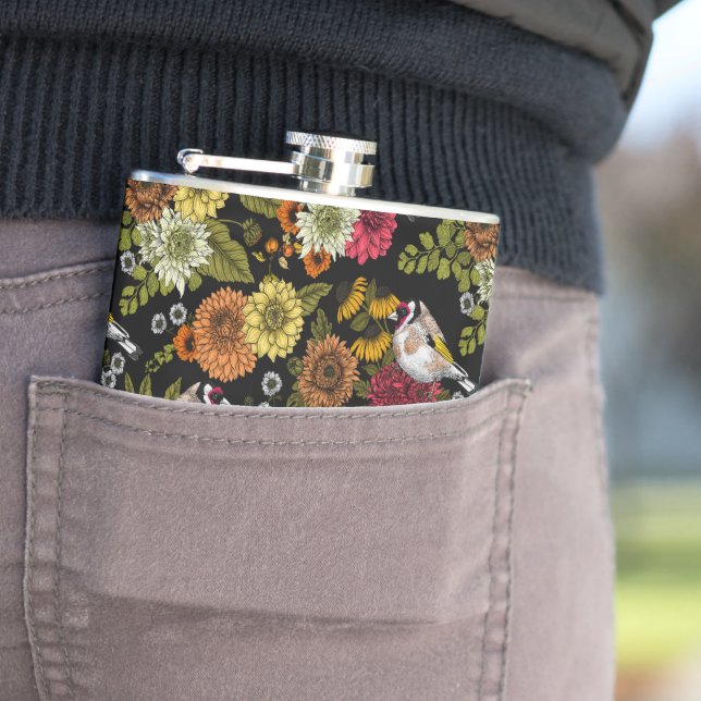 Goldfinches i trädgården på svart fickplunta (In Situ)