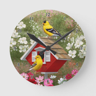 Goldfinches och Cute Cottage Birdhouse Rund Klocka