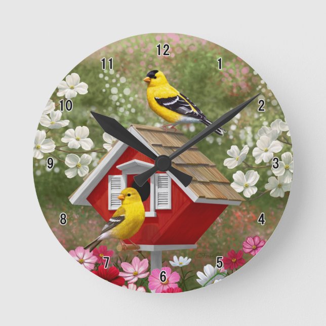 Goldfinches och Cute Cottage Birdhouse Rund Klocka (Framsida)