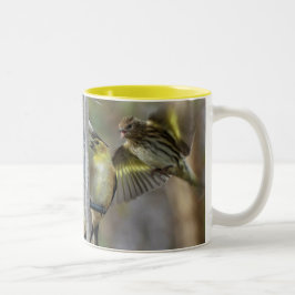 Goldfinches på mataren Två-Tonad mugg