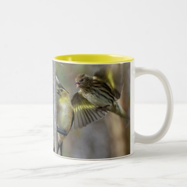 Goldfinches på mataren Två-Tonad mugg (Höger)