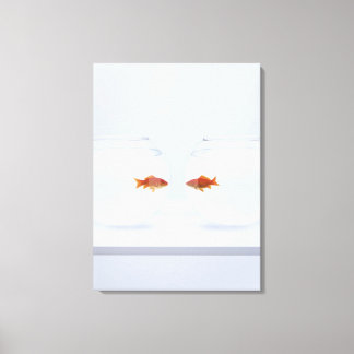 Goldfish i separata fiskskålar tittar ansikte till canvastryck