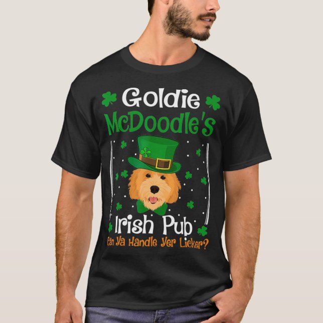 Goldie McDoodles Irish Pub Goldendoodle St Day T Shirt (Framsida)