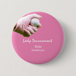 Golf boll är i dam golfens hand på rosa knapp