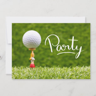 Golf boll är på plats på gröntens gräsbakgrund inbjudningar