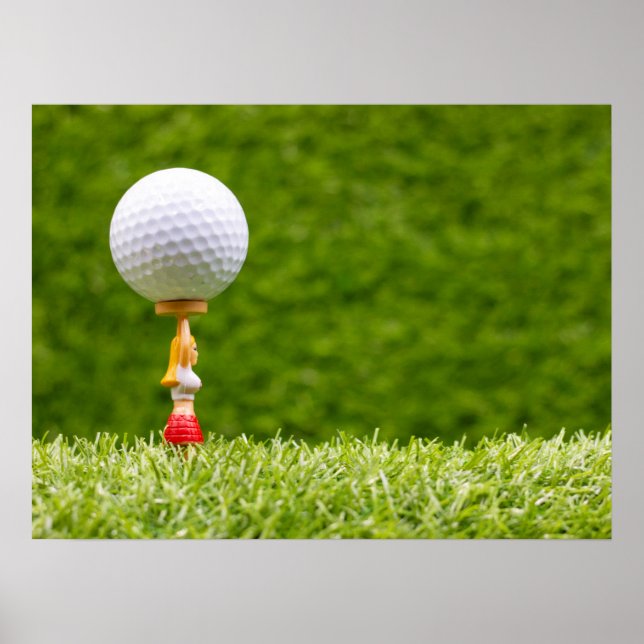 Golf boll är på plats på gröntens gräsbakgrund poster (Framsidan)