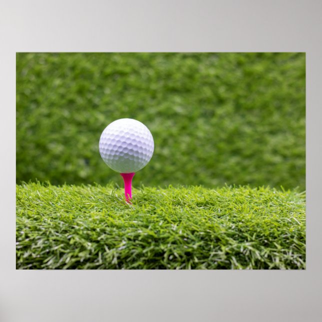 Golf boll är på plats på gröntens gräsbakgrund poster (Framsidan)