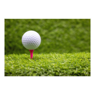 Golf boll är på rosa T på grönt gräsbakgrund Fototryck