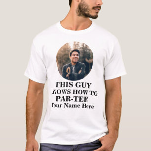 Golf boll-fotokillen vet hur man parar sig t shirt