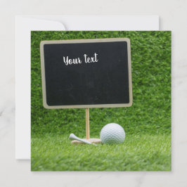 Golf boll med blankchalkboard på grönt gräs