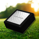 Golf Boll med Personlig Text Minnesask<br><div class="desc">Unik design för avslappnadens golfer för professionellen i hjärtat. Klassskt och unikt,  det här kommer säkert att imponera på dina golfingkompisar vid nästa turnering eller möte. Anpassa Golf Boll med den text du väljer.</div>