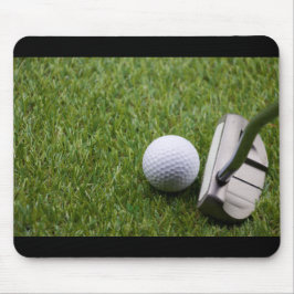 Golf boll med putter på grönt gräs golf musmatta