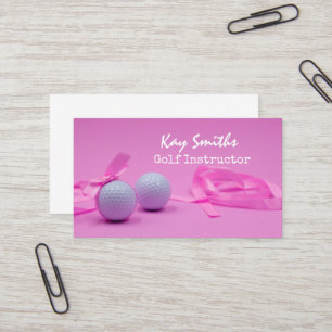 Golf boll med rosa band på rosa golfer visitkort