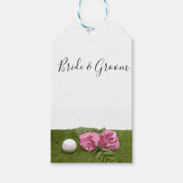 Golf boll med rosa nejlikblomma på grönt presentetikett