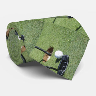 Golf Boll och Putter på Grönten. Slips