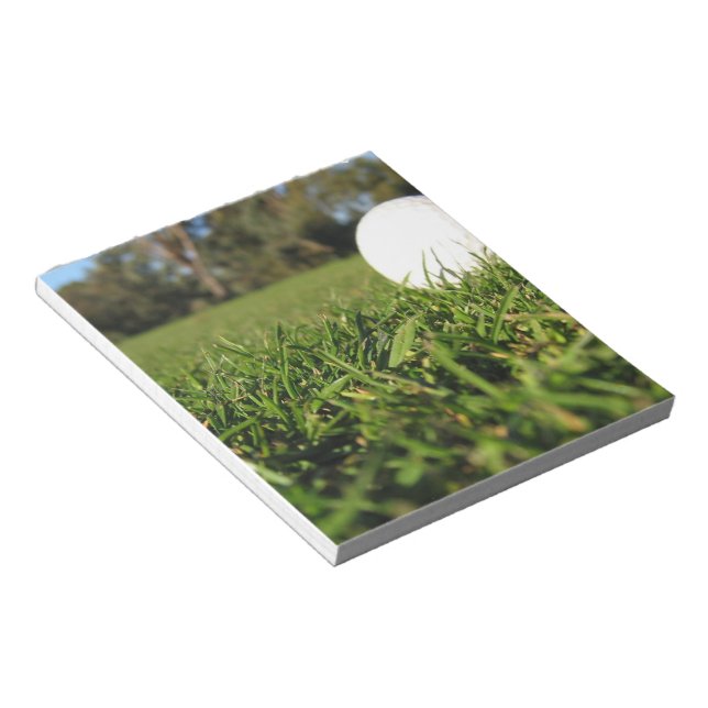 Golf Boll på Course Anteckningsblock (Vinklad)
