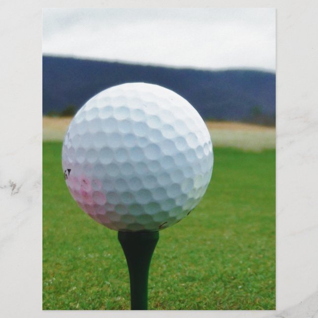 Golf Boll på en golfbana i bergsområden (Framsida)