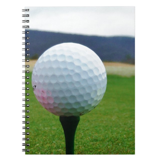 Golf Boll på en golfbana i bergsområden Anteckningsbok Med Spiral (Framsidan)