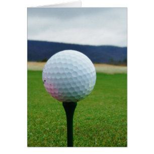 Golf Boll på en golfbana i bergsområden Hälsningskort