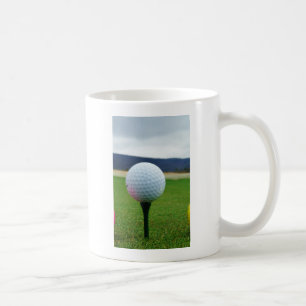 Golf Boll på en golfbana i bergsområden Kaffemugg