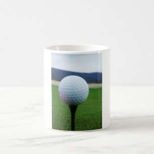 Golf Boll på en golfbana i bergsområden Kaffemugg