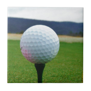 Golf Boll på en golfbana i bergsområden Kakelplatta
