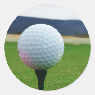 Golf Boll på en golfbana i bergsområden Runt Klistermärke