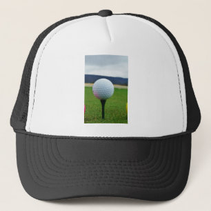 Golf Boll på en golfbana i bergsområden Truckerkeps