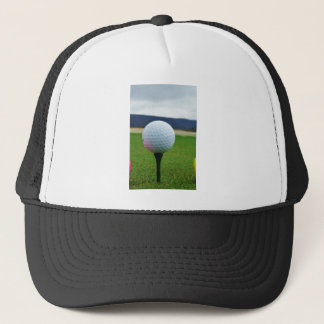 Golf Boll på en golfbana i bergsområden Truckerkeps