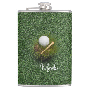Golf boll på grönt gräs fickplunta
