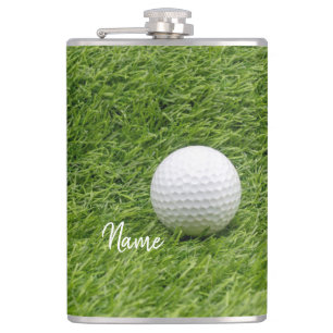 Golf boll på grönt gräs fickplunta