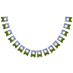 golf boll på rött gräs vimplar