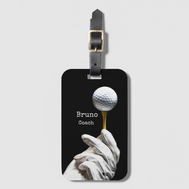 Golf boll på stift bredvid hål svart bakgrund  bagagebricka (Framsida vertikal)