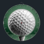 Golf Boll på Tee Darttavla<br><div class="desc">En vit golf boll på en vit T framför gröntens bakgrund.</div>