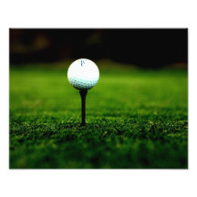 Golf Boll på Tee med Grönt Turf Photo Print