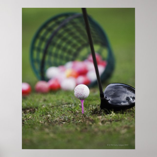 Golf boll vid T bredvid golf klubb Poster (Framsidan)
